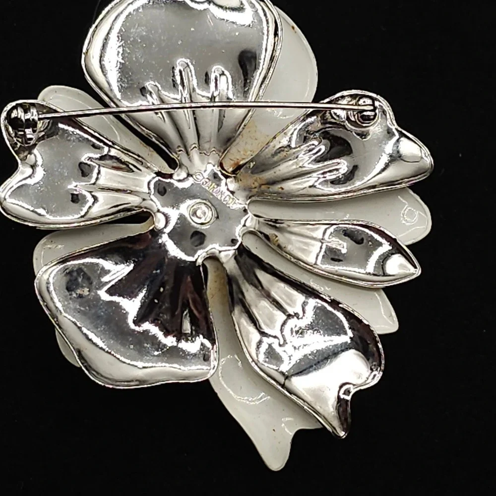 Vintage Sarah Coventry White Enamel Floral Brooch Silver Tone Dimensional‎ Pin